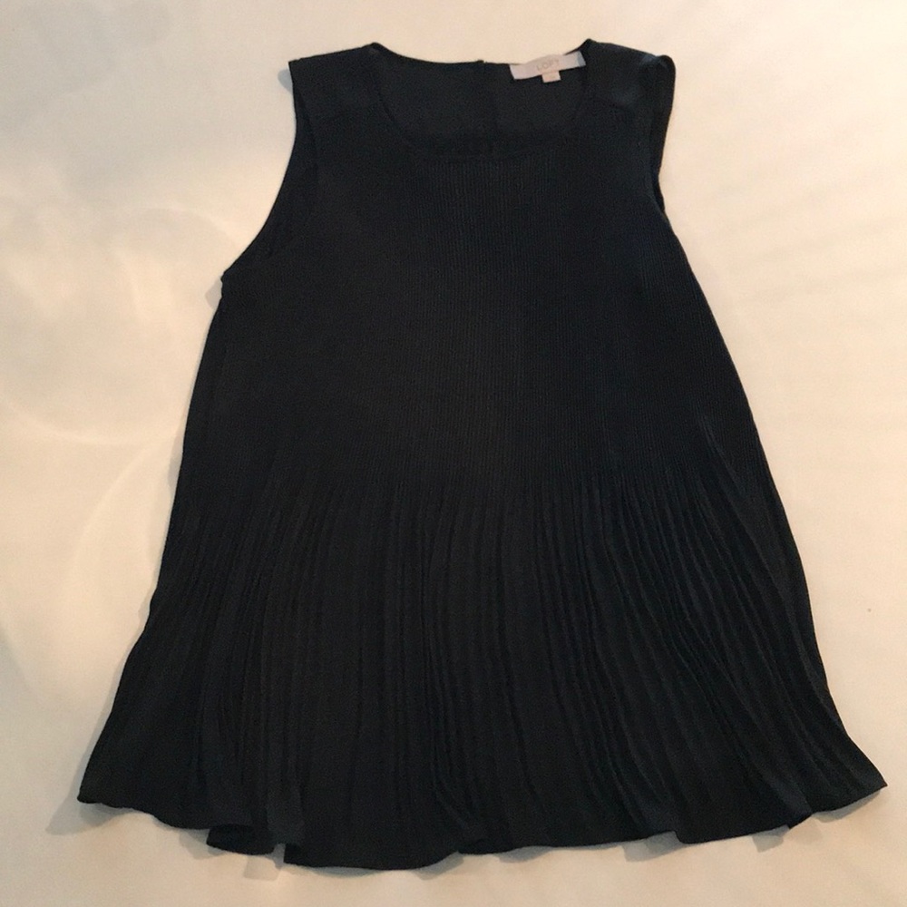 Black pleated swing tank